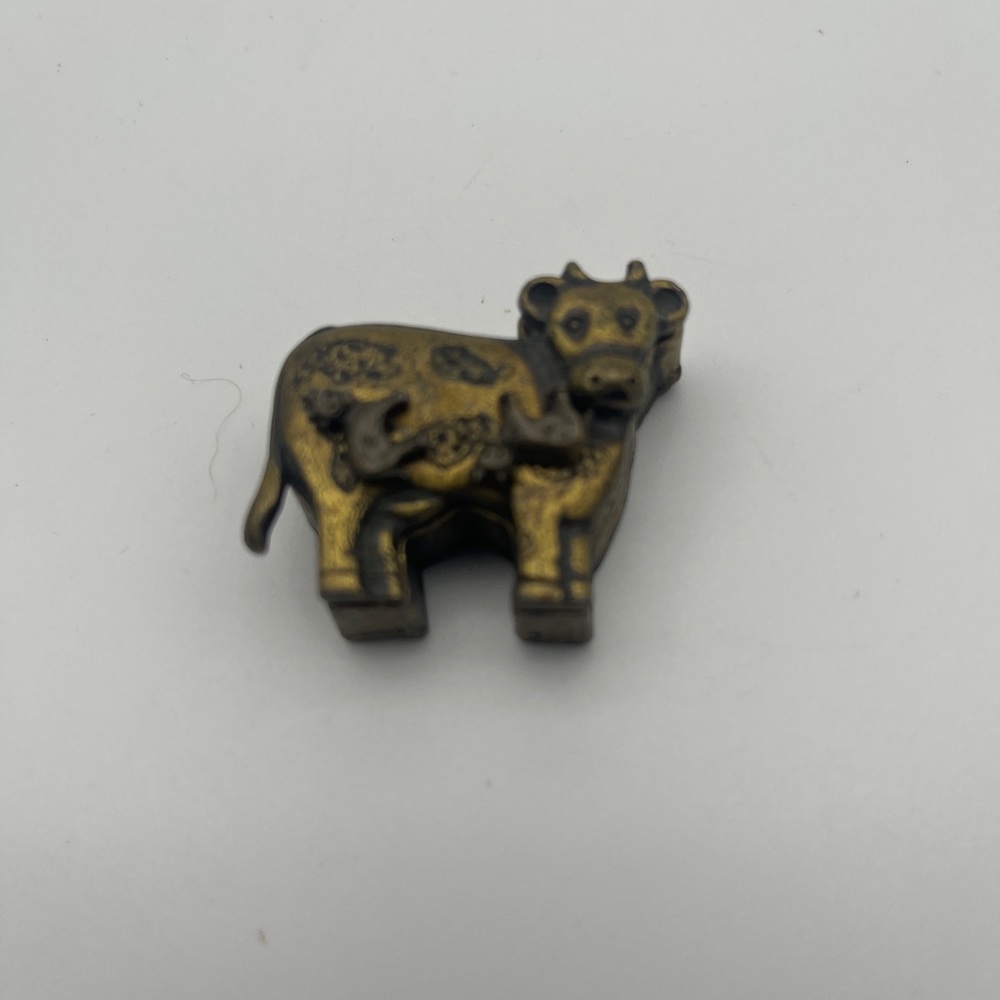Vintage Torino brass cow trinket pill box